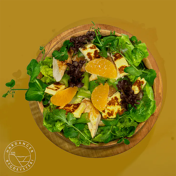 Del i skiver, og steik på panna. Osten smeltar ikkje, men får ein mjuk konsistens.