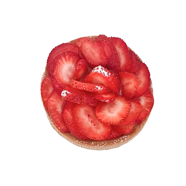 Bilde av en vegansk jordbærterte med vaniljekjrem og havrekjeks. 